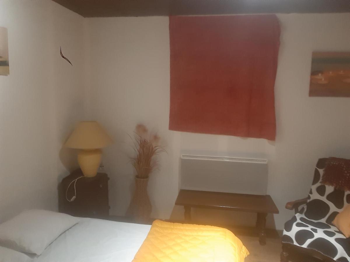 Petite Maison Ancienne Charentaise ,Dans Un Village Au Calme Ideal Travailleur Brigueuil Kültér fotó